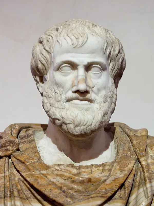 Aristoteles’in mermer büstü: kıvırcık saçlı ve sakallı filozofun yüzü, omuzlarında renkli mermerden pelerin