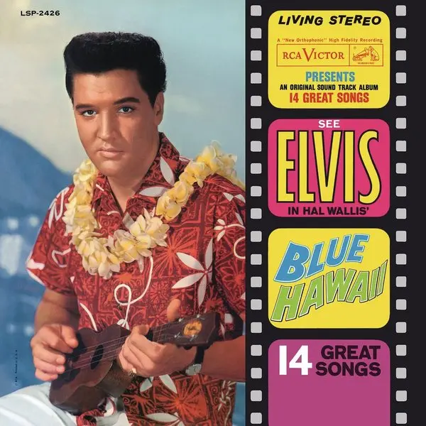 Elvis Presley’nin Blue Hawaii albüm kapağı; boynunda çiçek kolyeyle ukulele çalan Elvis ve yanda renkli film şeridi üzerinde Blue Hawaii yazısı