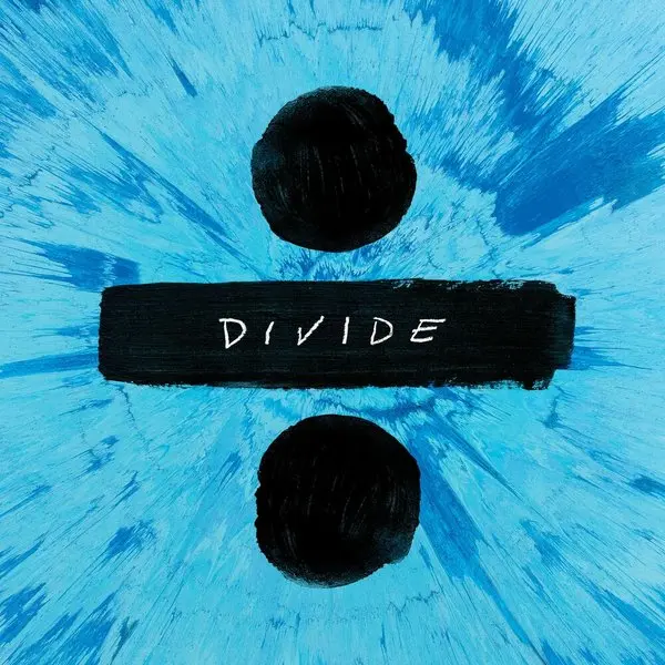Ed Sheeran’ın ÷ (Divide) albüm kapağı; açık mavi boya sıçramaları üzerinde siyah bölme işareti ve DIVIDE yazısı