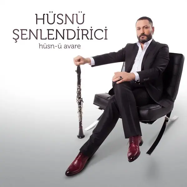 Hüsnü Şenlendirici’nin Hüsn-ü Avare albüm kapağı; beyaz zemin üzerinde siyah koltukta klarnetini yere dayamış takım elbiseli Hüsnü Şenlendirici