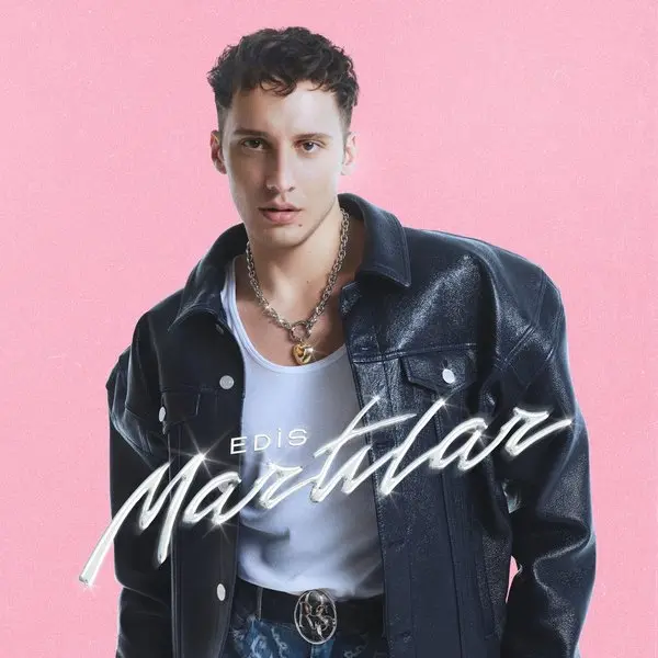 Edis’in Martılar single kapağı; pembe zemin önünde siyah deri ceketli Edis ve önünde beyaz el yazısıyla Martılar