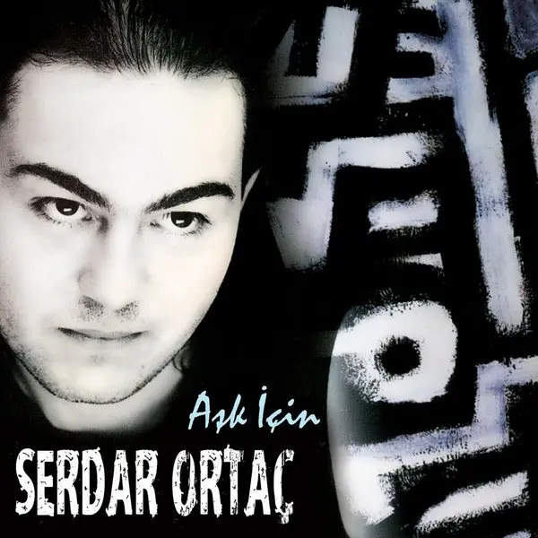 Serdar Ortaç’ın Aşk İçin albüm kapağı; siyah beyaz yakın çekimde kameraya bakan genç Serdar Ortaç ve yanında beyaz fırça darbeleri, altta adı