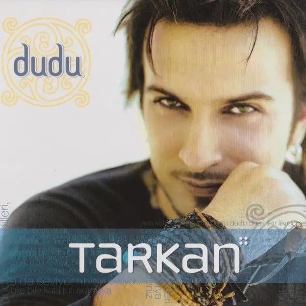 Tarkan’ın Dudu albüm kapağı; elini çenesine dayamış, gülümseyen Tarkan’ın yakın plan portresi, solda dudu yazısı ve altta adı