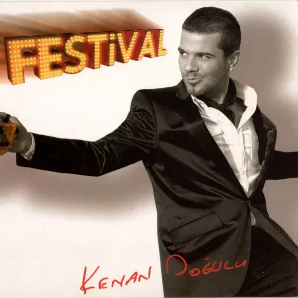 Kenan Doğulu’nun Festival albüm kapağı; siyah takım elbiseyle kolunu öne uzatarak dans eder gibi poz veren Kenan Doğulu, solda turuncu Festival yazısı