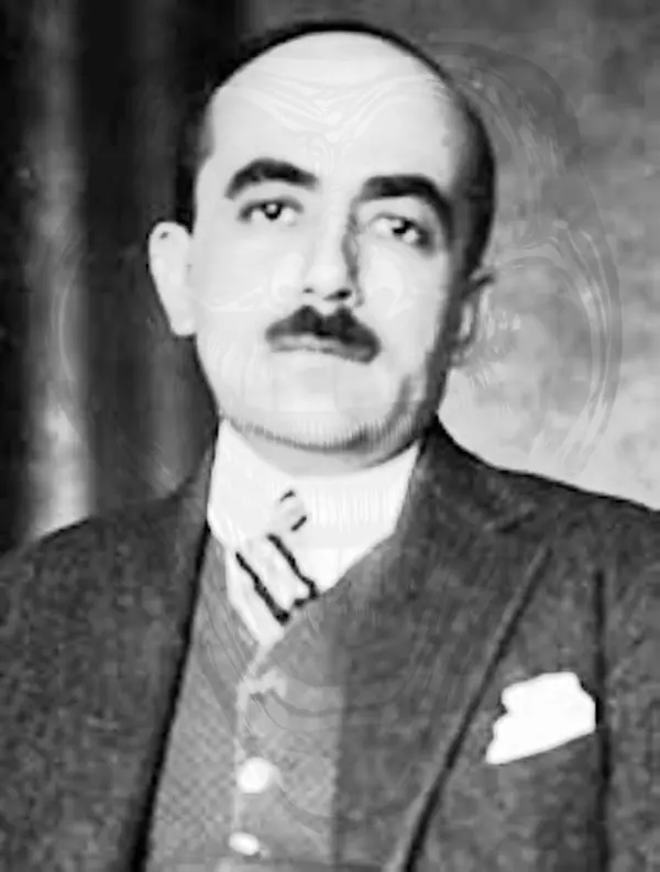 Yakup Kadri Karaosmanoğlu'nun takım elbise ve kravatla çekilmiş siyah beyaz portresi