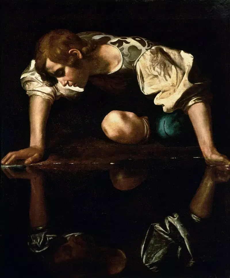 Caravaggio’nun Narkissos tablosu: Karanlık bir arka plan önünde suya eğilmiş genç bir adam, ellerini kıyıya dayamış, sudaki yansımasına bakıyor