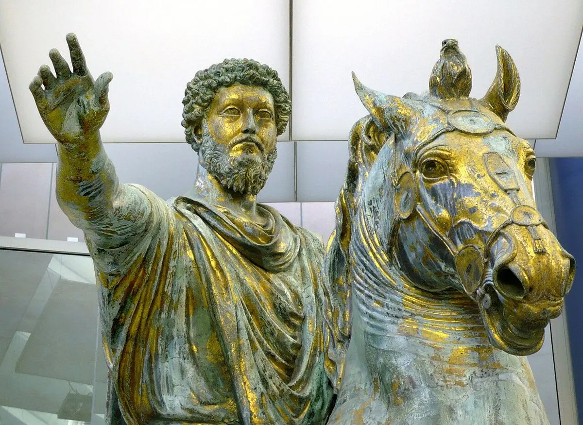 Roma’daki Kapitol Müzeleri’nde sergilenen Marcus Aurelius’un yaldız izleri taşıyan bronz atlı heykeli; sakallı imparator sağ kolunu ileri uzatmış