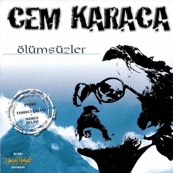 Cem Karaca’nın Ölümsüzler derleme albümünün kapağı: mavi gökyüzü önünde Cem Karaca’nın siyah beyaz çizimi ve büyük harflerle adı