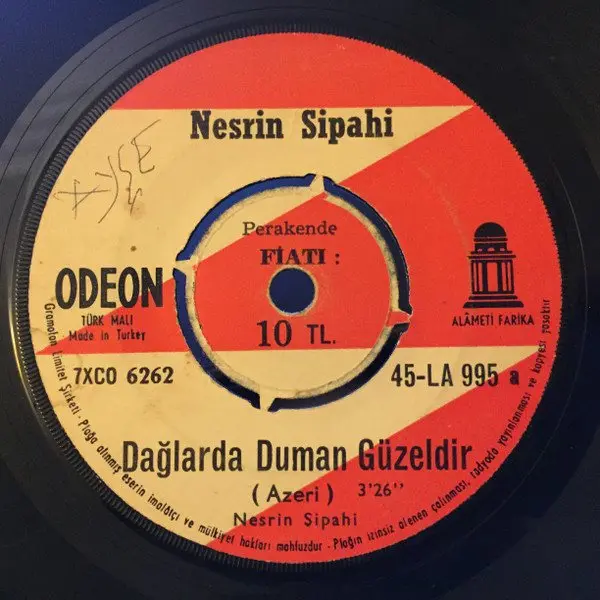 Nesrin Sipahi’nin turuncu ve kırmızı renkli Odeon etiketli 45’lik plağı