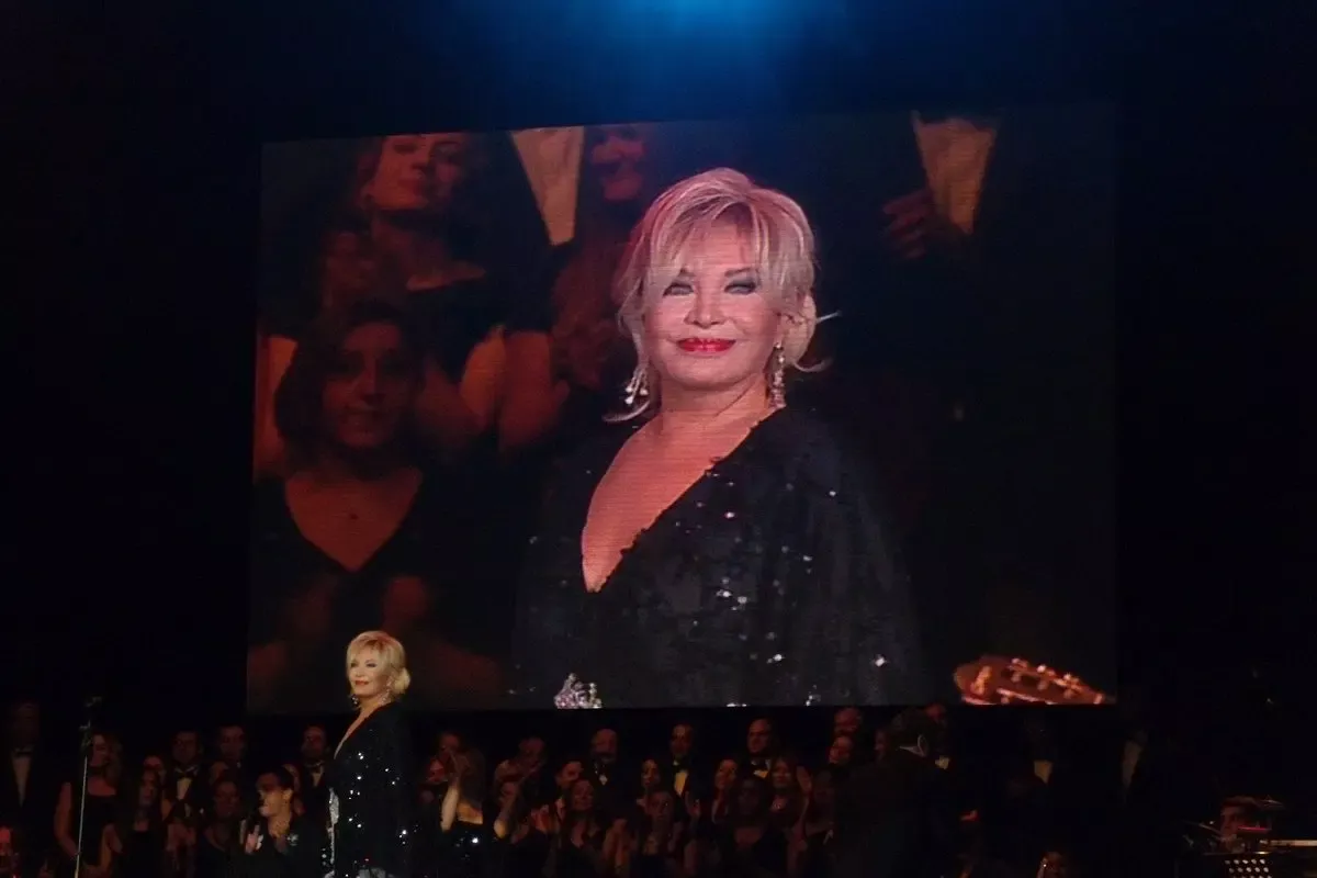Emel Sayın’ın Kuruçeşme Arena konserinde sahnede şarkı söylerken dev ekrana yansıyan görüntüsü