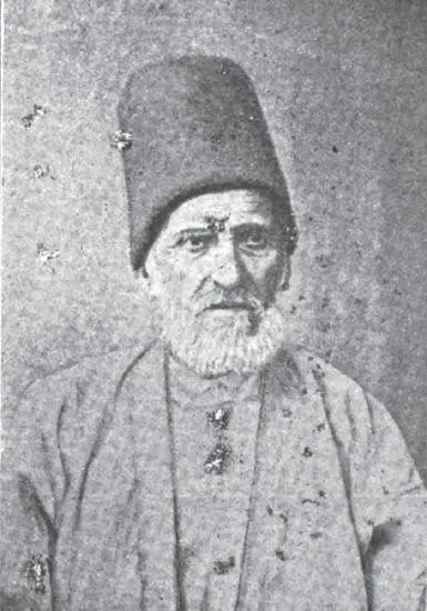 Hammâmîzâde İsmâil Dede Efendi’nin fesli ve beyaz sakallı siyah beyaz portresi