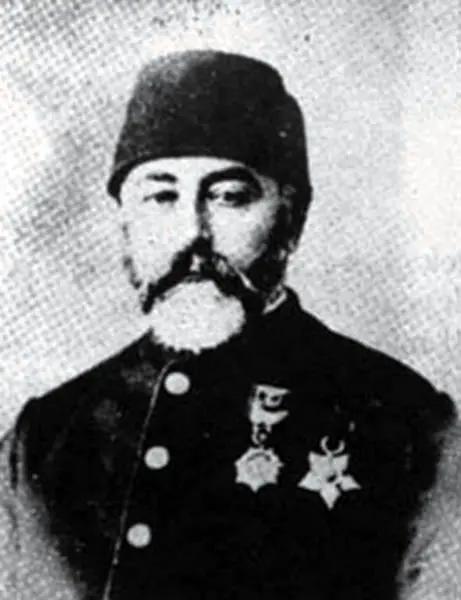 Bestekâr Hacı Ârif Bey’in fesli, bıyıklı ve göğsünde nişanlar bulunan siyah beyaz portresi