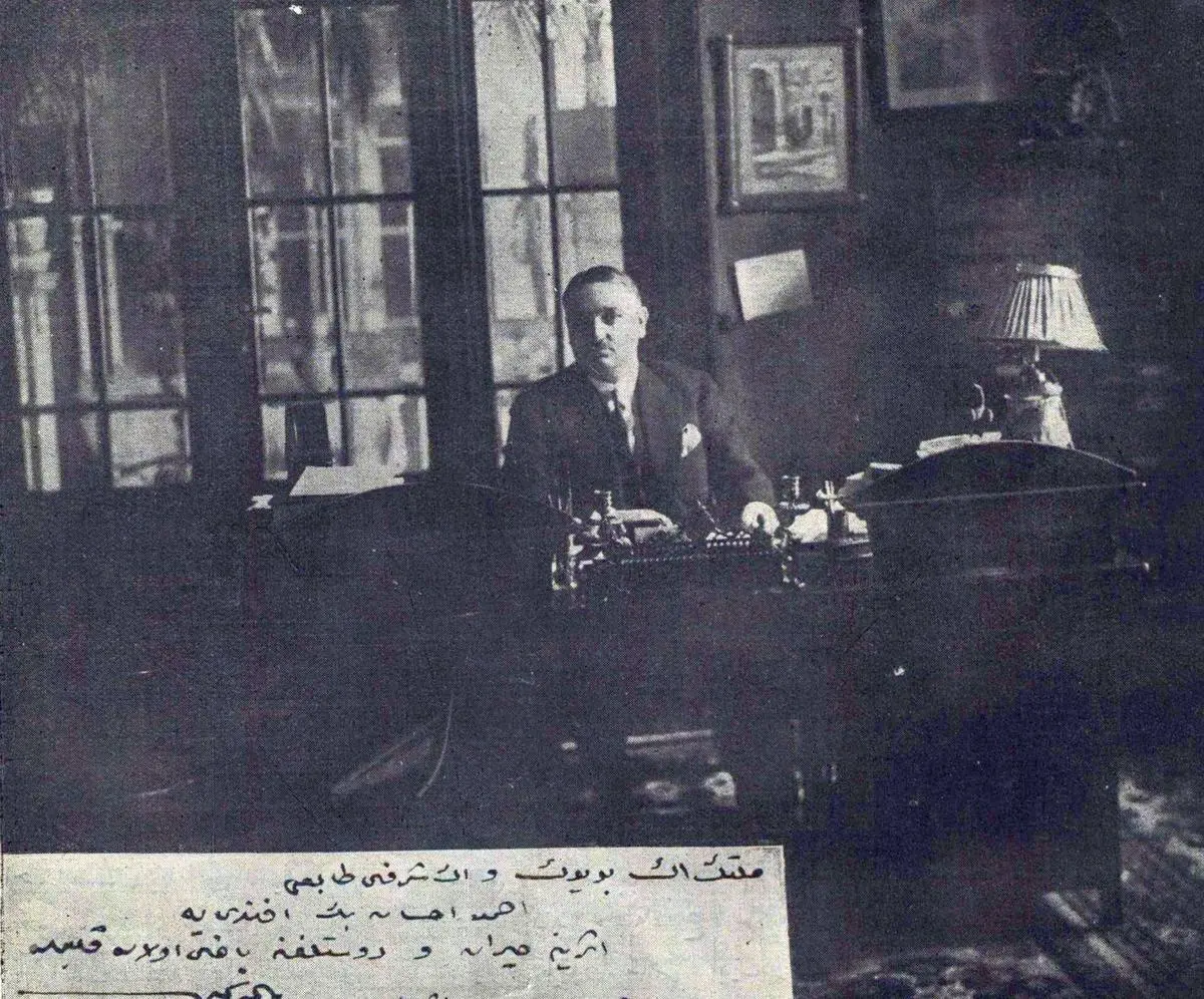 Yahya Kemal Bey’in Varşova elçiliğindeki çalışma masasında oturduğu siyah beyaz dergi fotoğrafı