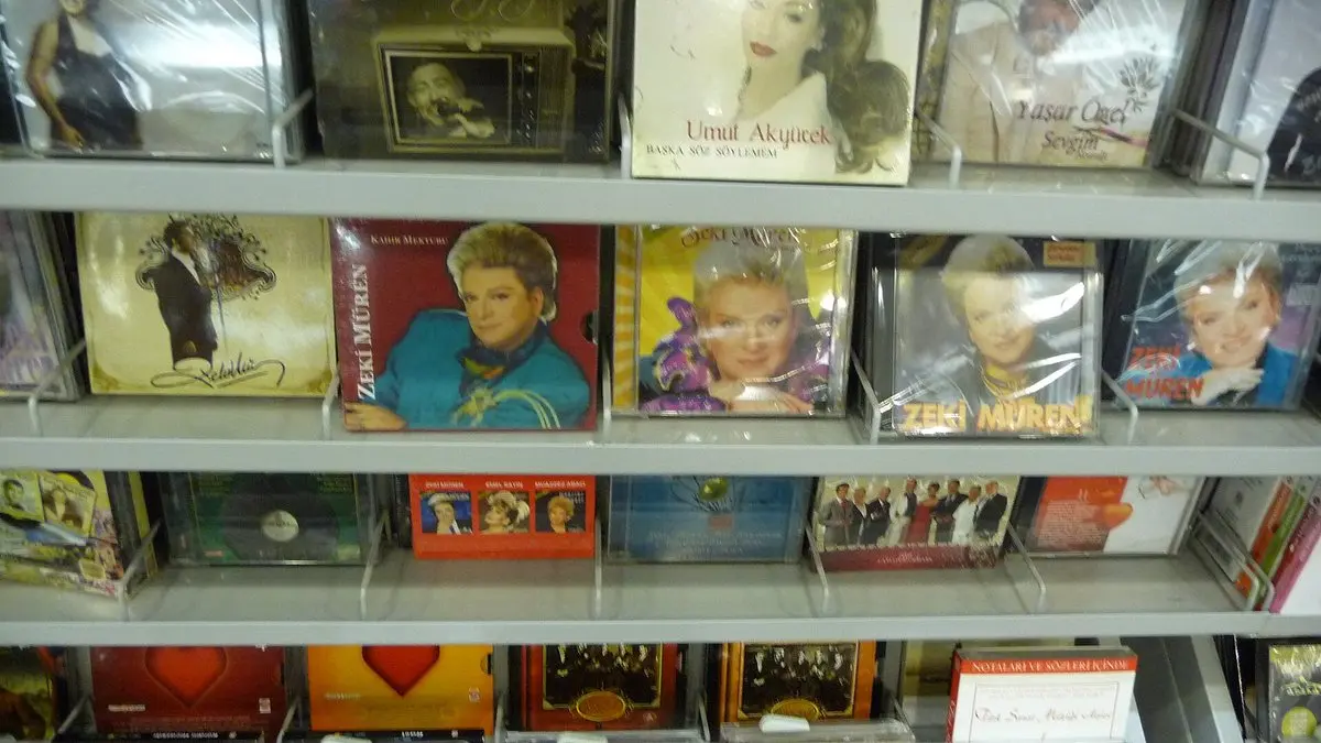 Bir müzik dükkânının raflarında yan yana dizilmiş Zeki Müren kasetleri