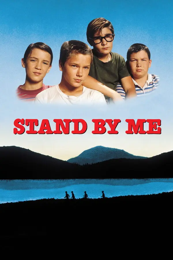 Stand by Me filminin afişi: üstte yan yana gülümseyen dört genç çocuğun portresi, ortada kırmızı harflerle STAND BY ME yazısı, altta gün batımında demiryolu köprüsünde yürüyen dört küçük siluet