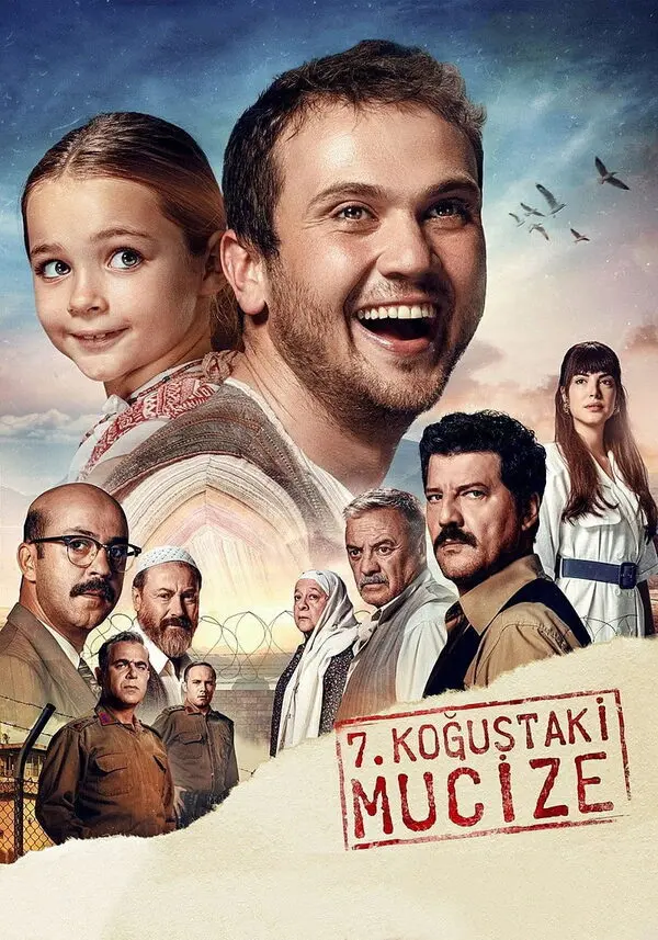 7. Koğuştaki Mucize filminin afişi: önde gülümseyen Memo (Aras Bulut İynemli) ve küçük kızı Ova (Nisa Sofiya Aksongur), arkalarında koğuş arkadaşları; sağ altta kırmızı damga biçiminde film adı