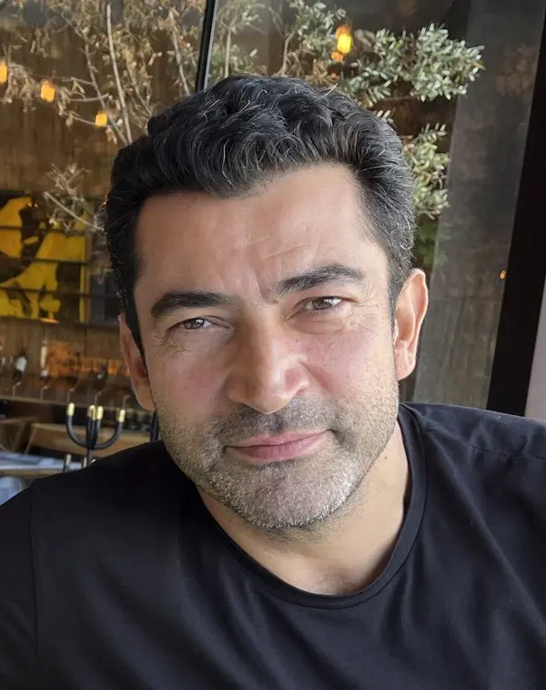 Siyah tişörtlü, kır sakallı Kenan İmirzalıoğlu'nun dış mekânda çekilmiş portre fotoğrafı