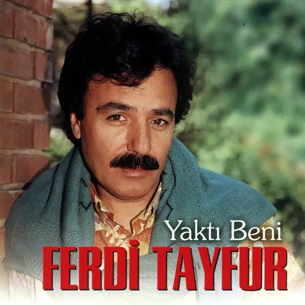 Ferdi Tayfur’un Yaktı Beni albüm kapağı; omzuna atkı almış Ferdi Tayfur’un yeşillikler önünde çekilmiş portresi ve altta kırmızı harflerle Ferdi Tayfur ve Yaktı Beni yazısı