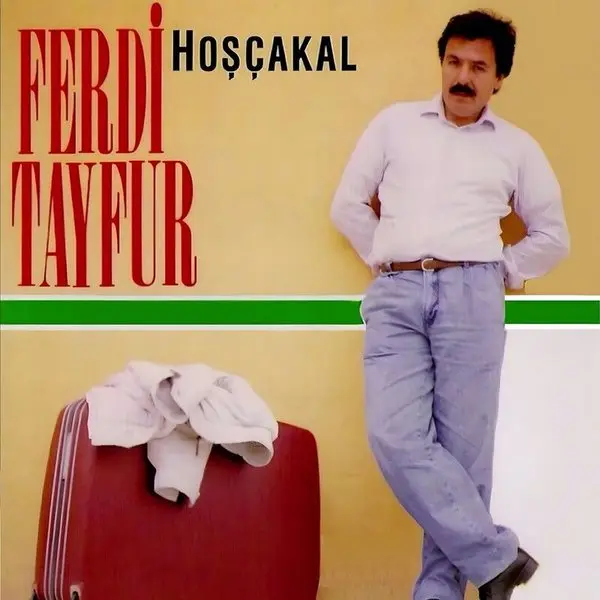 Ferdi Tayfur’un Hoşçakal albüm kapağı; beyaz gömlek ve kot pantolon giymiş Ferdi Tayfur’un kırmızı bir bavulun yanında ayakta duruşu ve solda kırmızı harflerle Ferdi Tayfur yazısı