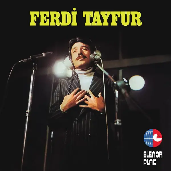 Ferdi Tayfur’un Vazgeç Felek ve Derbeder 45’lik kapağı; siyah zemin önünde, sahne ışıkları altında mikrofonların karşısında ellerini göğsünde birleştirmiş Ferdi Tayfur ve üstte sarı harflerle Ferdi Tayfur yazısı