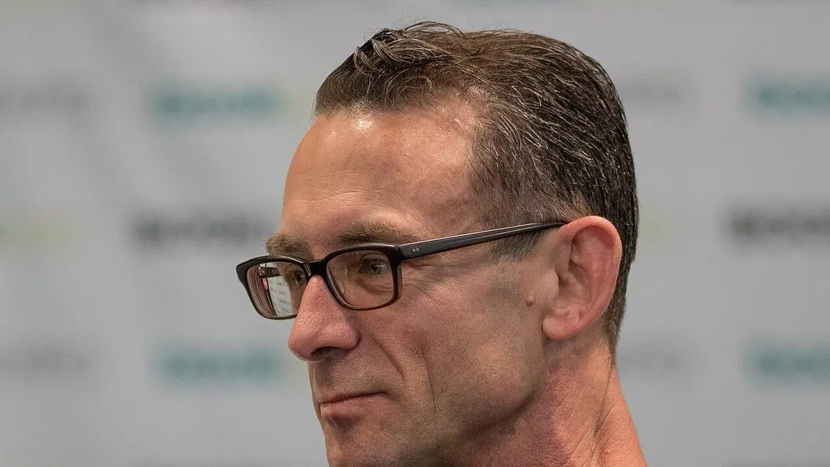 Dövüş Kulübü romanının yazarı Chuck Palahniuk'un siyah çerçeveli gözlük ve siyah tişörtle yandan çekilmiş portresi