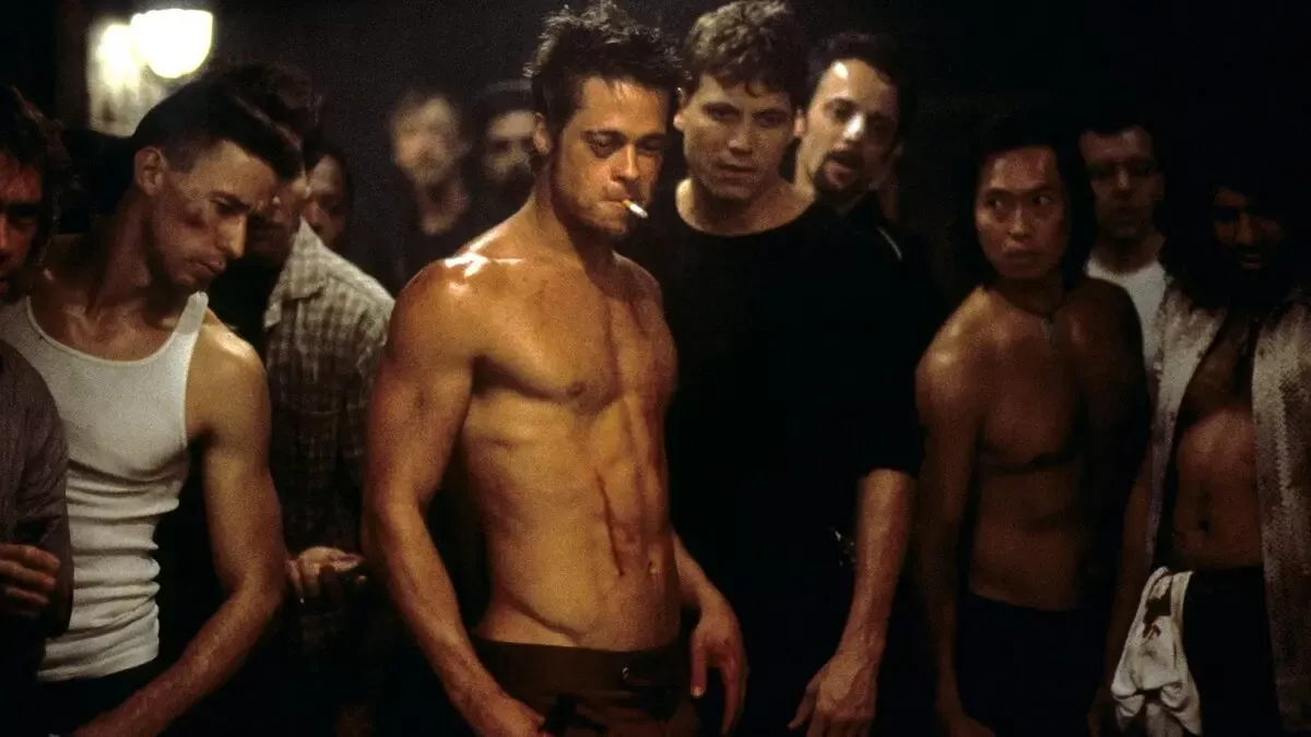 Dövüş Kulübü filminde loş bir bodrum katında çıplak gövdesi kan izleriyle kaplı Tyler Durden'ın (Brad Pitt) etrafını saran, tişörtsüz ve atletli kulüp üyeleri