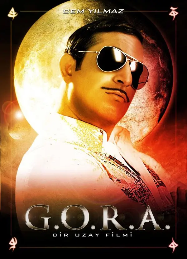 G.O.R.A. filminin Cem Yılmaz karakter afişi: güneş gözlüklü, ince bıyıklı Arif Işık, arkasında turuncu tonlarda bir gezegen ve altta G.O.R.A. yazısı