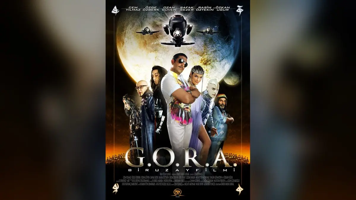 G.O.R.A. filminin resmi afişi: dev bir gezegenin ve uzay gemilerinin önünde güneş gözlüklü, beyaz gömlekli Arif; çevresinde Komutan Logar, Ceku, Robot 216 ve filmin diğer karakterleri, altta G.O.R.A. Bir Uzay Filmi yazısı
