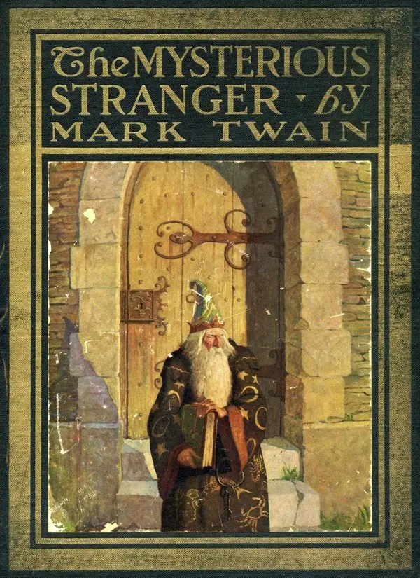 Mark Twain’in Esrarengiz Yabancı kitabının 1916 tarihli ilk baskısının kapağı: kemerli bir kapının önünde uzun sakallı, cüppeli bir figür