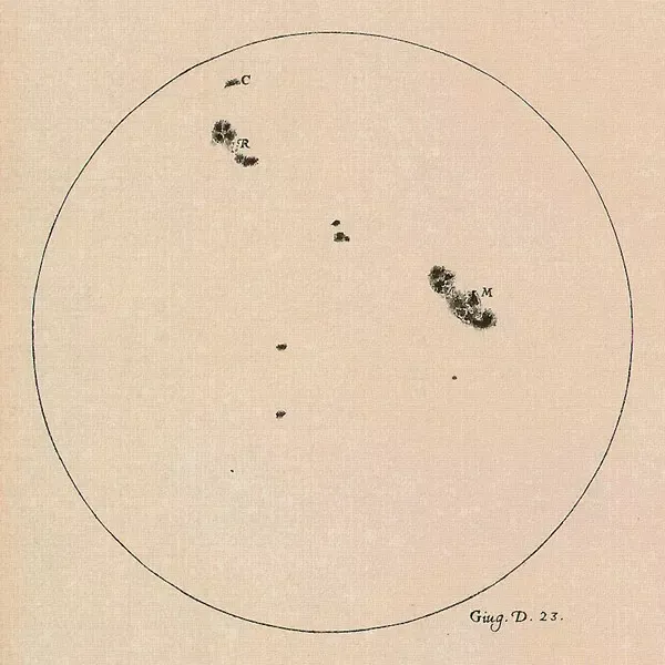 Galileo’nun 23 Haziran 1612’de çizdiği Güneş diski; daire içinde C, R ve M harfleriyle işaretlenmiş koyu güneş lekeleri
