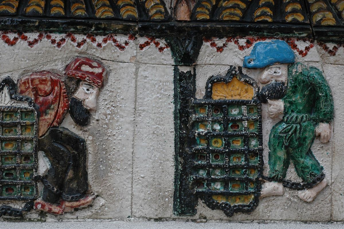 Bursa'daki Karagöz ve Hacivat anıtında iki karakteri kafesli pencerelerin önünde gösteren renkli çini rölyef