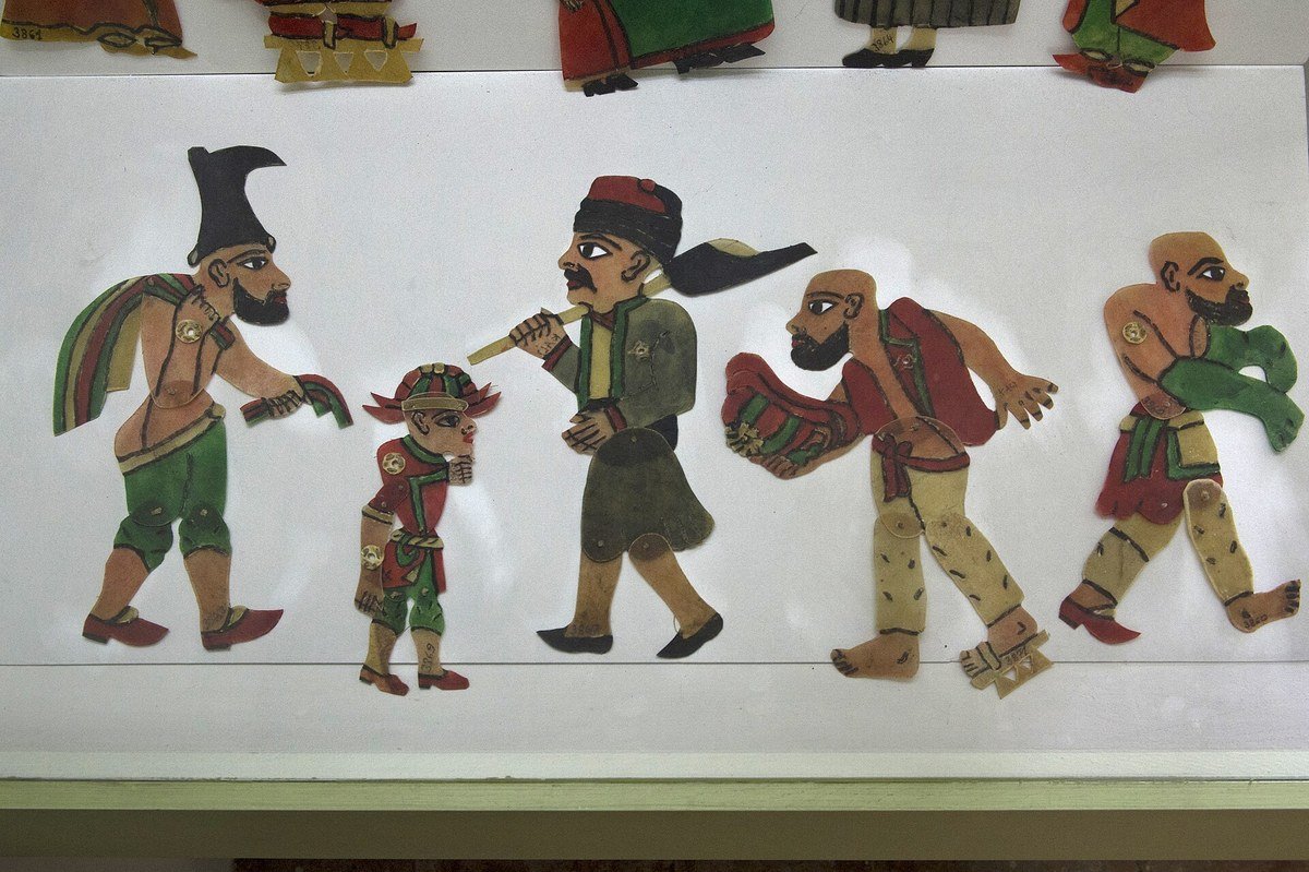 Türk İslam Eserleri Müzesi'nde camekânda sergilenen, farklı Karagöz oyunu tiplerini gösteren renkli deri tasvirler