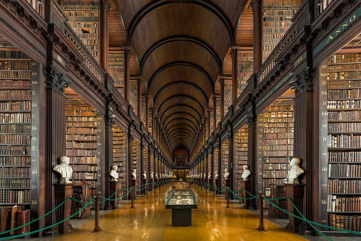 Dublin'deki Trinity College'ın Long Room adlı eski kütüphanesinde iki yanı tavana kadar ahşap kitap raflarıyla kaplı, tonozlu uzun salon