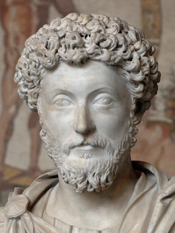 Kıvırcık saçlı ve sakallı Roma imparatoru Marcus Aurelius’un mermer büstü, Münih Glyptothek