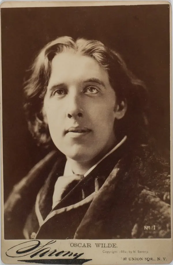 Oscar Wilde’ın Napoleon Sarony stüdyosunda çekilmiş portresi: omuzlarına dökülen saçlarıyla genç yazar yukarıya doğru bakıyor