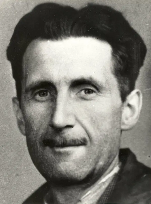 George Orwell’ın siyah beyaz vesikalık portresi: geriye taranmış koyu saçlı, ince bıyıklı, kameraya hafifçe gülümseyerek bakıyor