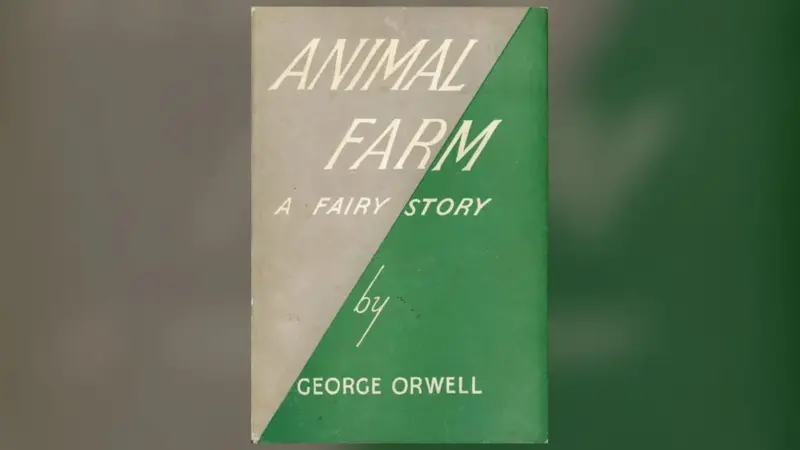 George Orwell’ın Hayvan Çiftliği romanının 1945 ilk baskı kapağı: gri ve yeşil olarak çapraz ikiye bölünmüş zemin üzerinde beyaz harflerle ANIMAL FARM, A FAIRY STORY ve GEORGE ORWELL yazıları