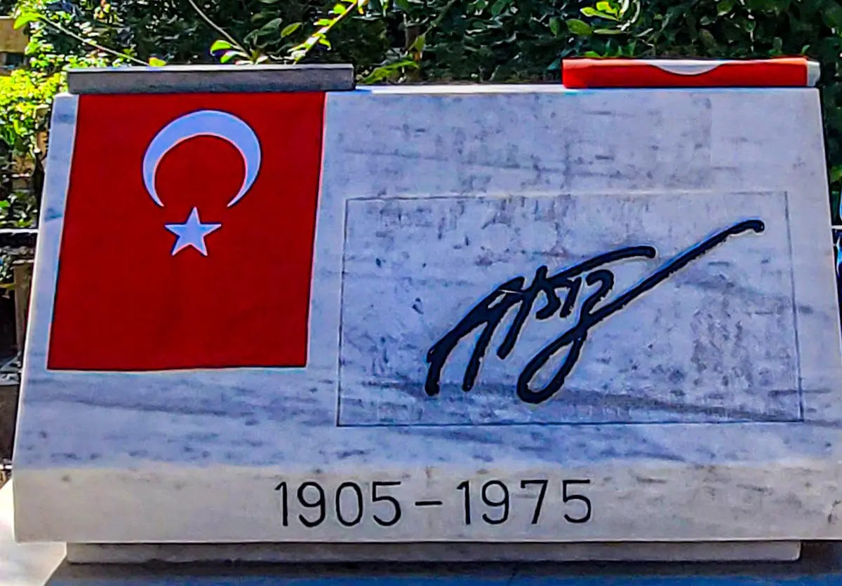 Hüseyin Nihal Atsız’ın İstanbul Karacaahmet Mezarlığı’ndaki mermer mezar taşı; imzası ve 1905–1975 tarihleri