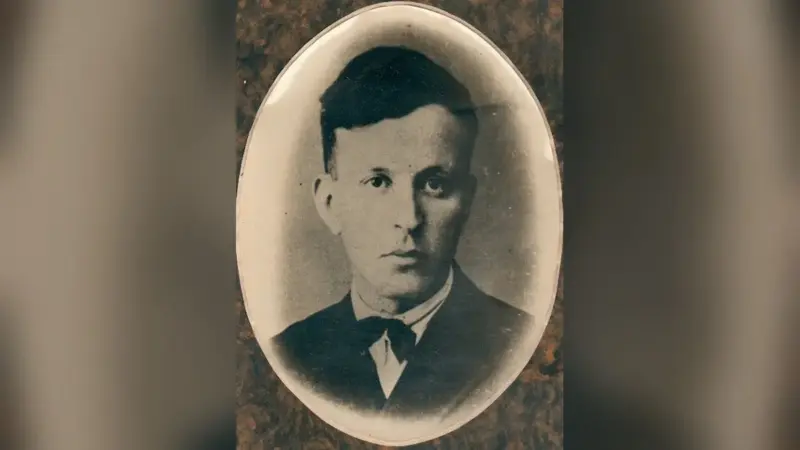 Hüseyin Nihal Atsız’ın 1933 tarihli oval çerçeveli siyah beyaz portresi; papyon kravatlı genç şair kameraya bakıyor