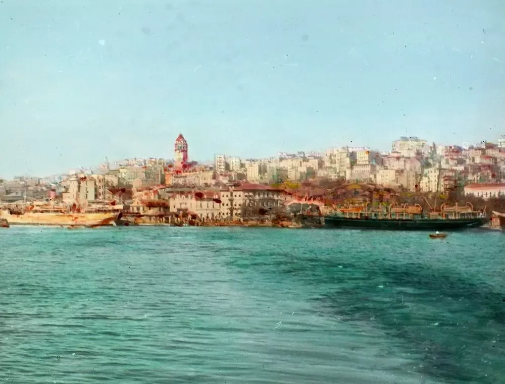 1935 yılında denizden görülen Galata ve Pera sırtları, ortada Galata Kulesi, önde açık deniz; renklendirilmiş cam slayt fotoğrafı