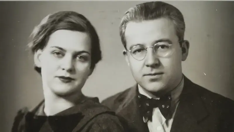 Sabahattin Ali ve eşi Aliye Ali’nin yan yana poz verdiği siyah beyaz stüdyo fotoğrafı; gözlüklü ve papyon kravatlı Sabahattin Ali sağda