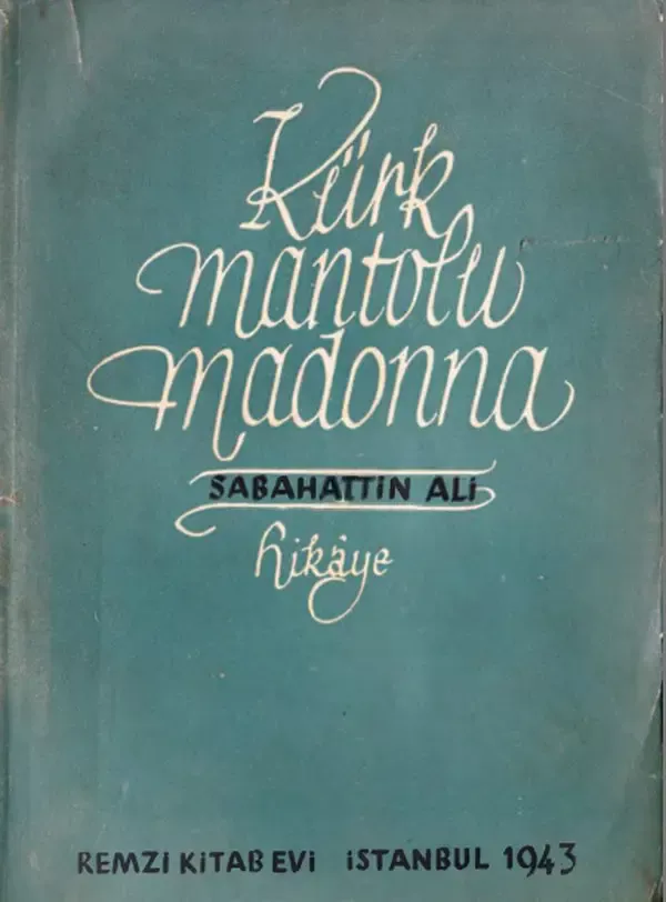 Kürk Mantolu Madonna’nın 1943 tarihli ilk baskısının yeşil kapağı: el yazısıyla kitabın adı, altında Sabahattin Ali ve hikâye yazıları, en altta Remzi Kitabevi İstanbul 1943