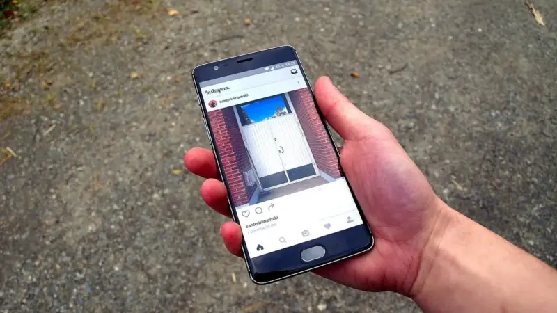 Elinde Instagram uygulaması açık bir akıllı telefon tutan kişi