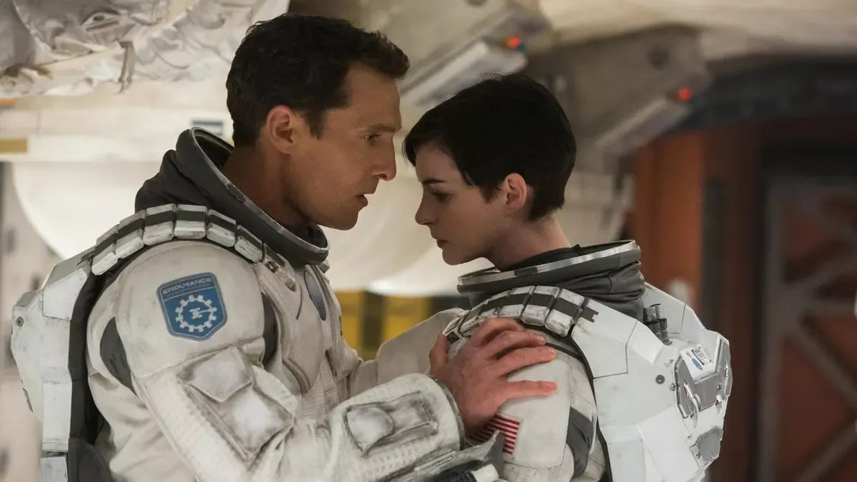Interstellar filminden sahne: Endurance gemisinin içinde uzay giysileriyle yüz yüze duran Cooper ve Amelia Brand