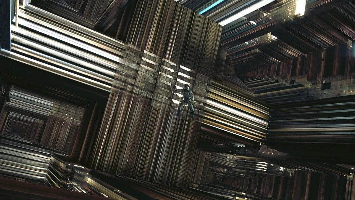 Interstellar filminden sahne: sonsuz raf ve çizgilerden oluşan tesseract içinde süzülen uzay giysili Cooper