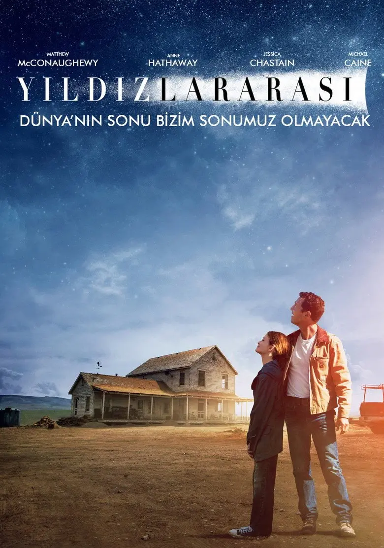 Yıldızlararası filminin Türkçe afişi: kuru topraklı çiftlik evinin önünde gökyüzüne bakan Cooper ve kızı Murph, üstte “Dünya’nın sonu bizim sonumuz olmayacak” yazısı