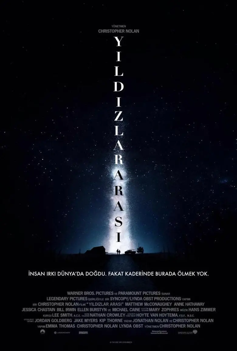 Yıldızlararası filminin Türkçe ön afişi: yıldızlı gecede bir yolun sonunda gökyüzüne yükselen ışık sütunu, altta “İnsan ırkı Dünya’da doğdu. Fakat kaderinde burada ölmek yok.” yazısı