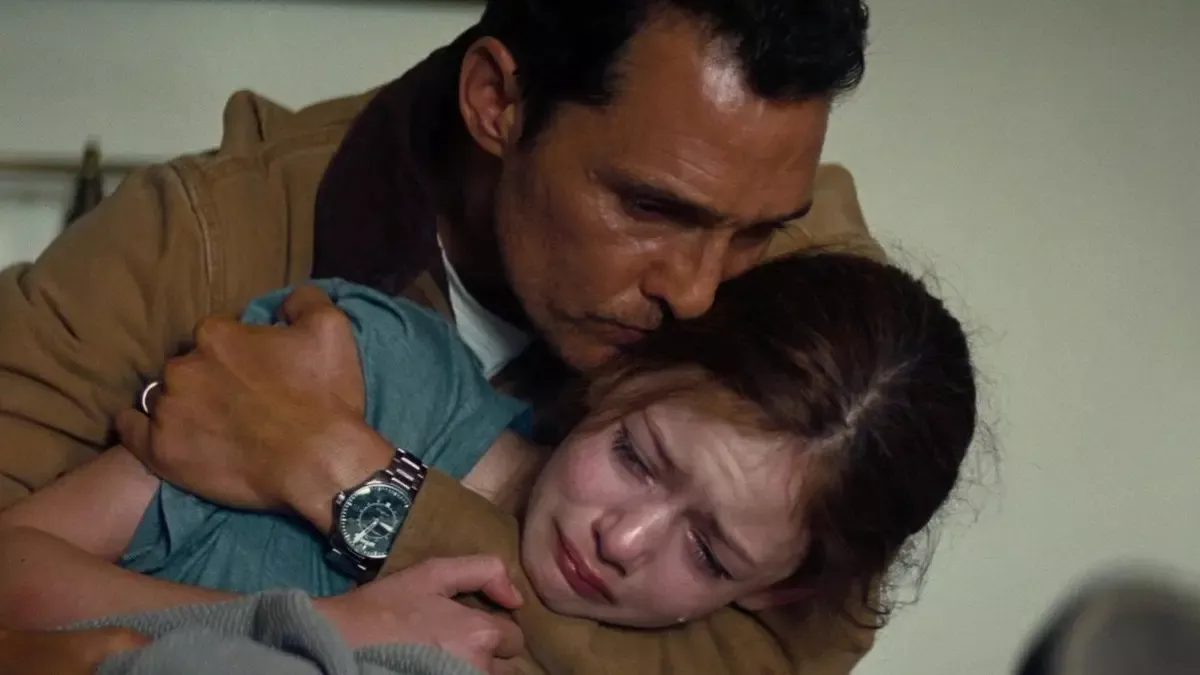 Interstellar filminden sahne: yola çıkmadan önce ağlayan kızı Murph’e sıkıca sarılan Cooper