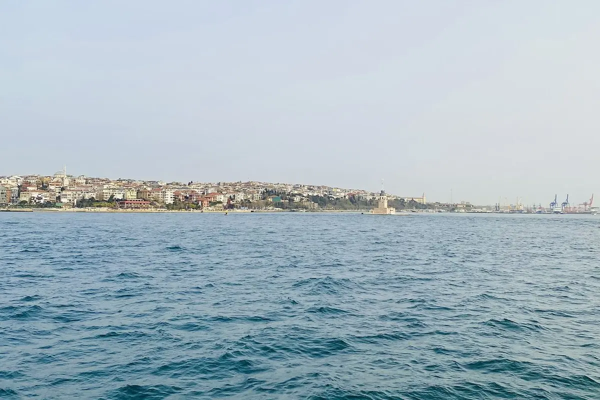 Vapurdan görülen Üsküdar kıyısı ve uzakta denizin ortasındaki Kız Kulesi