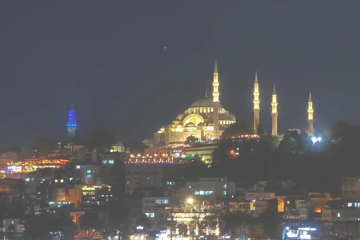 Gece ışıklarıyla aydınlanan Süleymaniye Camii ve Haliç kıyısındaki şehir manzarası